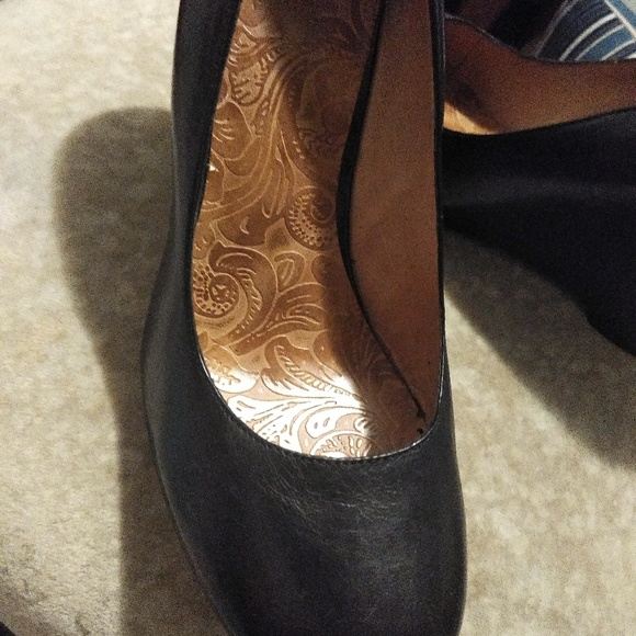 Shoes - Picture 3 of 4